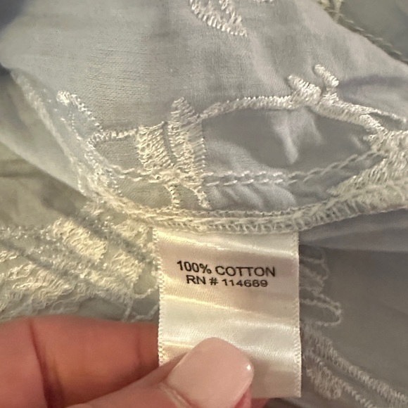 Elegant Women's Gray and White Floral Blouse - Picture 6 of 6